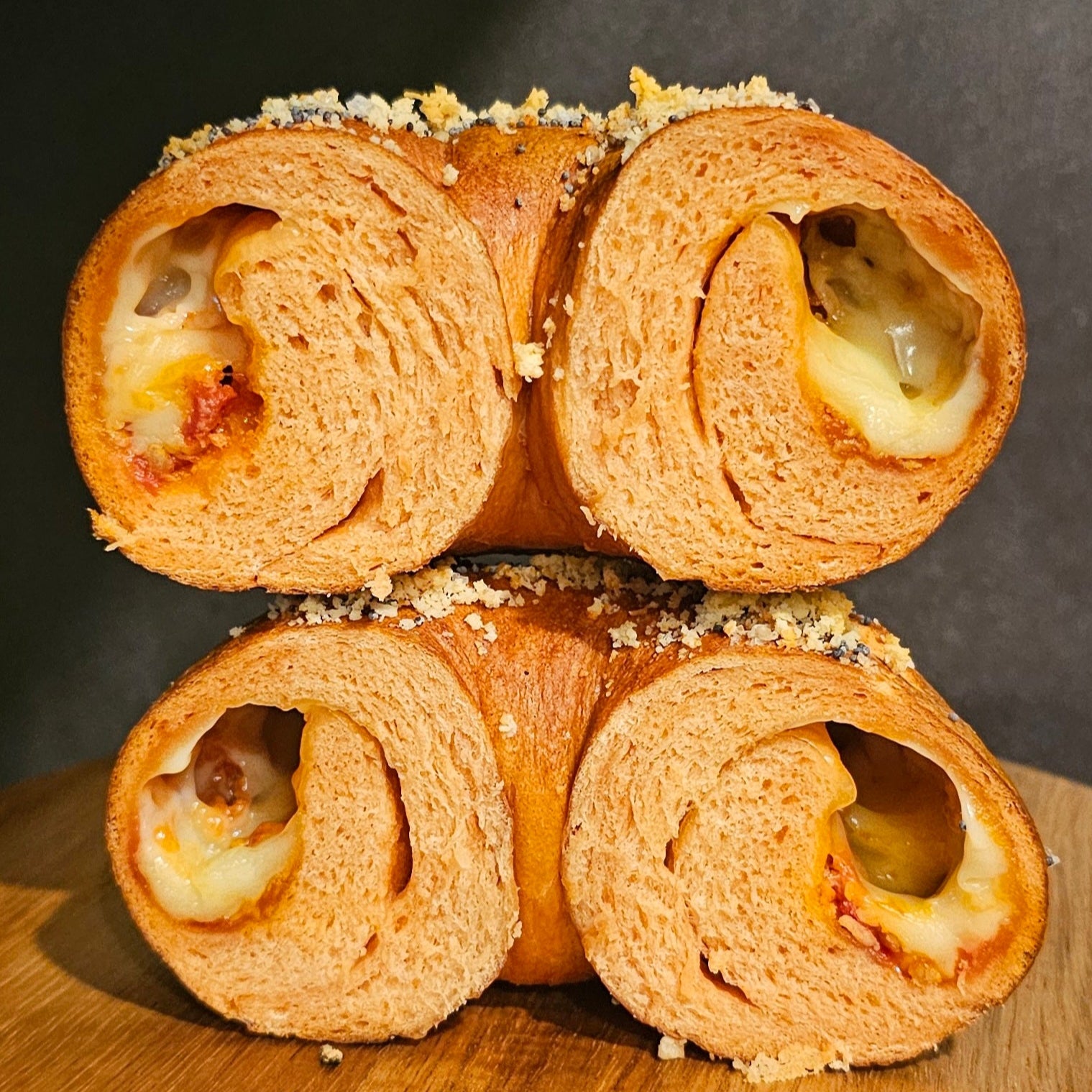期間限定|トマトチーズプレッツェル断面|トマトとチーズの相性抜群！